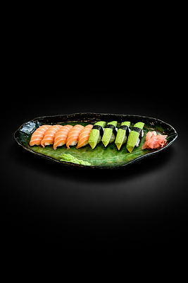 9 bitar.   (5 lax 4 avokado)