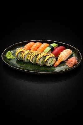 11 bitar, 5 friterad spisy krabba rullar  & 6 valfria nigiri 🍣